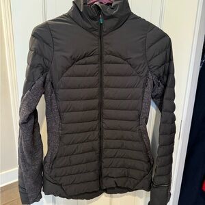 Lululemon size 4 lightweight puffer jacket